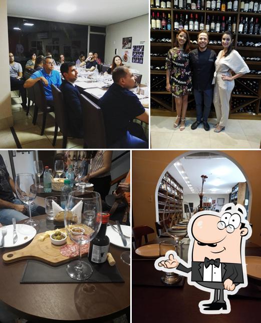 O interior do Vinoteca Escola de Vinhos e Adega