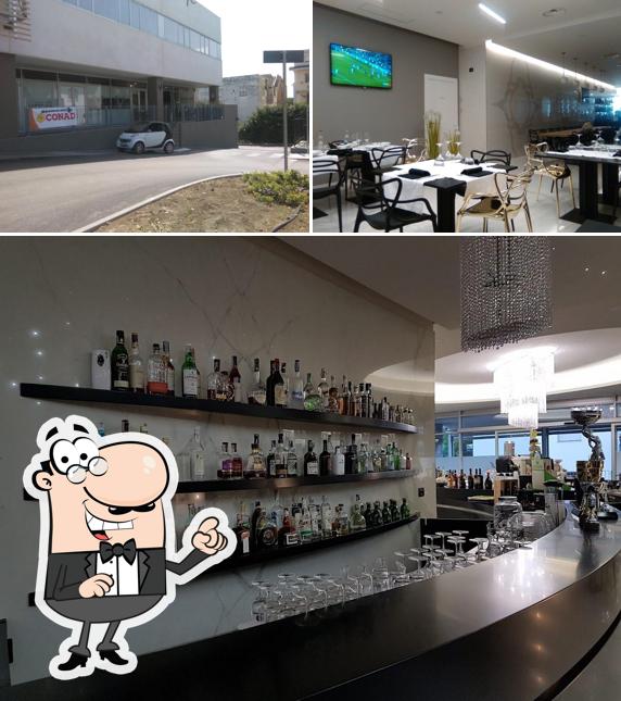 Vanity Café si caratterizza per la esterno e tavolo da pranzo