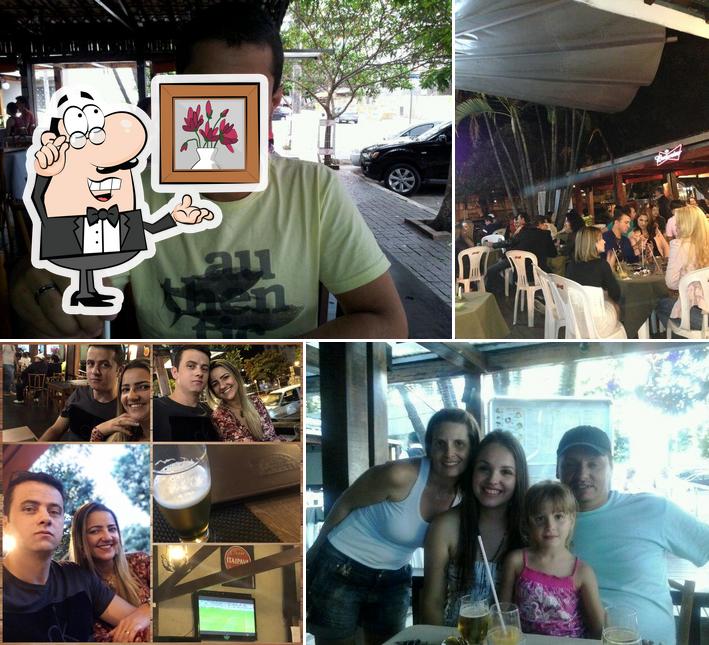 Sente em uma das mesas no Bebidas Savassi