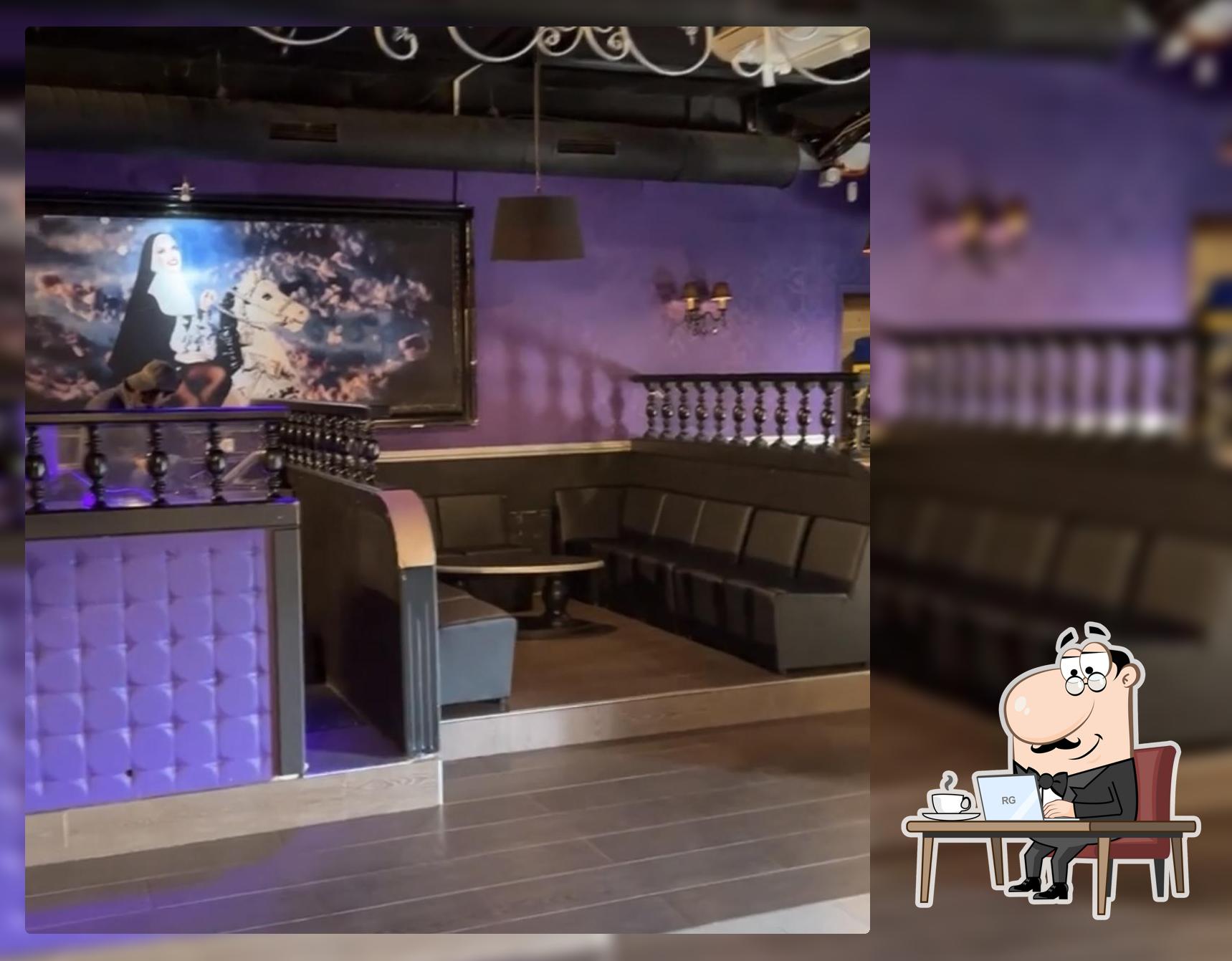 Installez-vous à l'une des tables de La Java Club