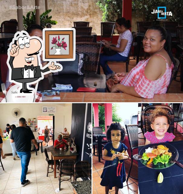 Sente em uma das mesas no Restaurante Sabor e Arte