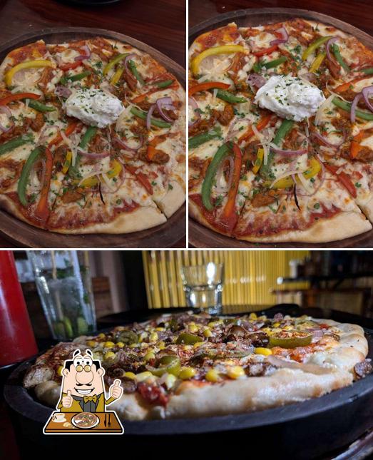 Pick pizza at Plan B : House of wings, Domlur