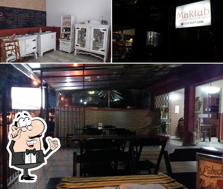 Sente em uma das mesas no Maktub - Especialidades Árabes