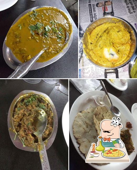 Food at Varhadi Vyanjan