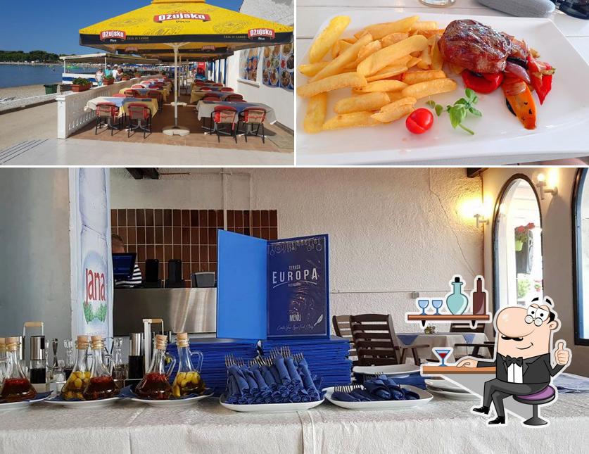 Tra le diverse cose da Terasa Europa si possono trovare la interni e cibo