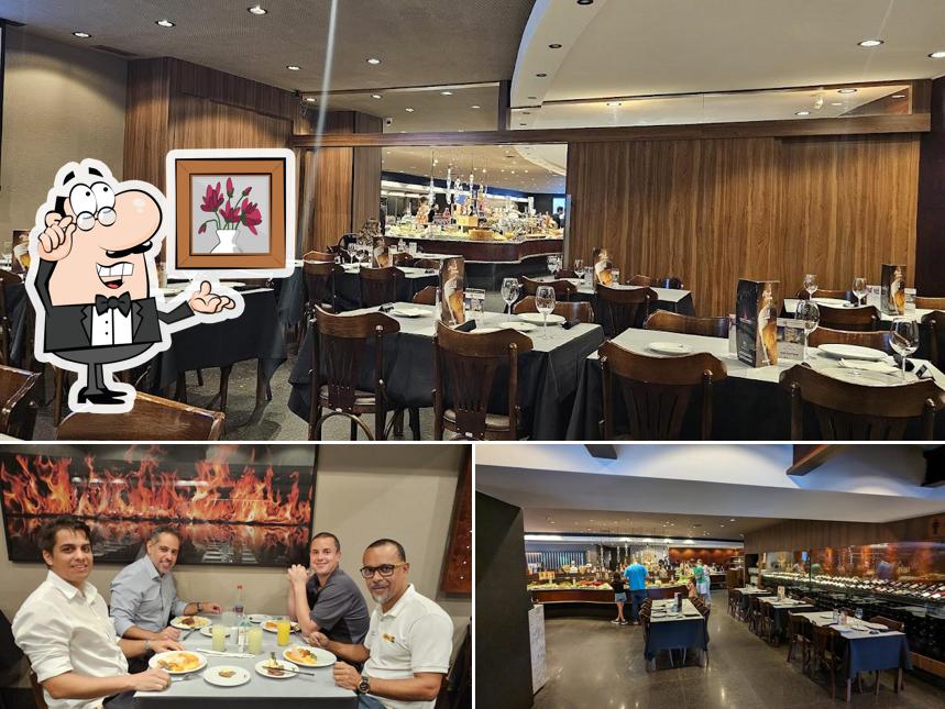 Sente em uma das mesas no Churrascaria Batel Grill