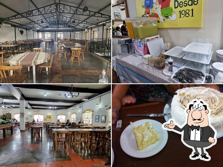 Sente em uma das mesas no Recanto Vegetariano e Vegano desde 1981