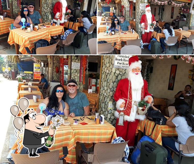 Rock Cafe provides an option to hold a wedding dinner