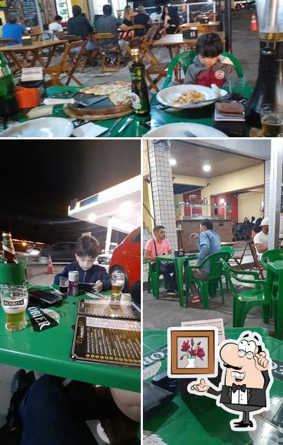 Sente em uma das mesas no Espeto E Pizza