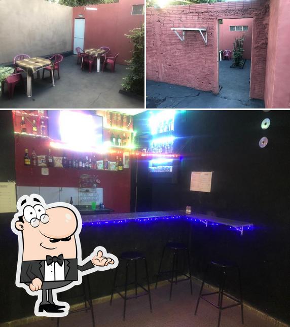 Sente em uma das mesas no ORIONS SAUNA E BAR