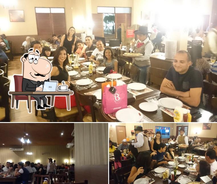 Sente em uma das mesas no Pizzaria Saloon