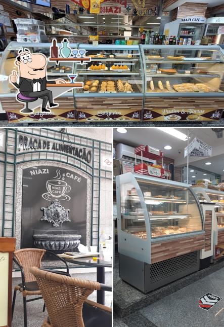 A imagem do Niazi’s interior e comida