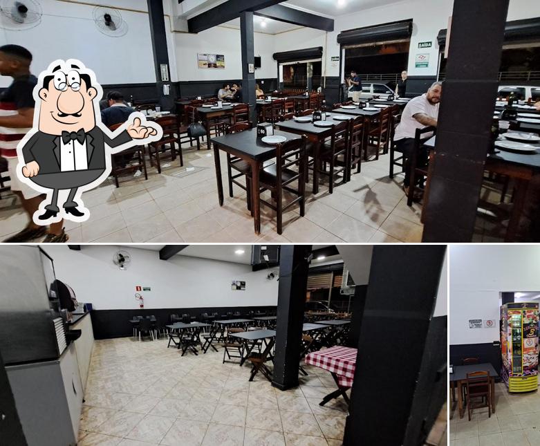 O interior do Pizzaria Três Irmãos