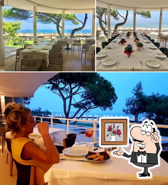 Siediti a un tavolo di La Pagoda Restaurant Sea View