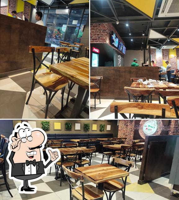 Check out how La Pino'z Pizza looks inside