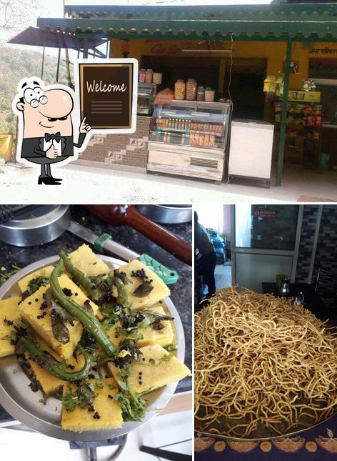 Look at this photo of Laajwaab Samosa Behtareen Kachori