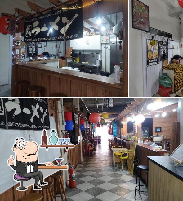 Veja imagens do interior do ramen-ya shindo