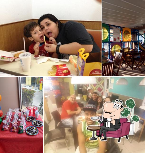 Sente em uma das mesas no McDonald's