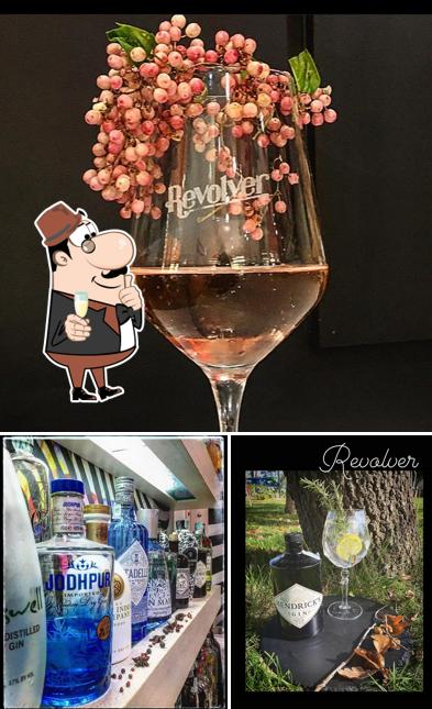 Revolver bar serve alcolici