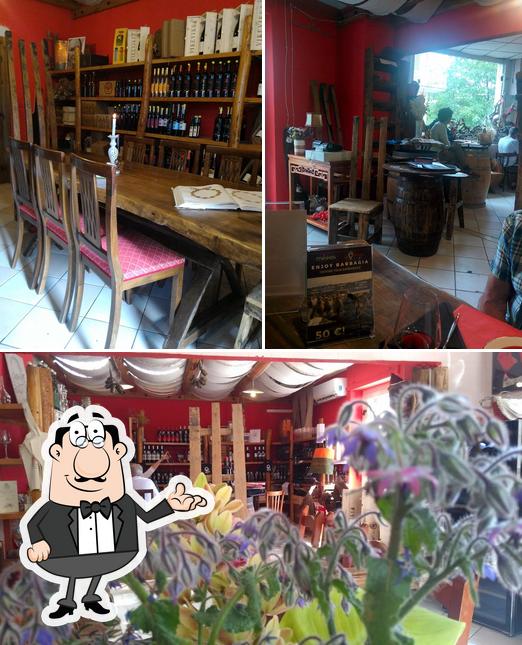 Siediti a un tavolo di La Rossa Enoteca