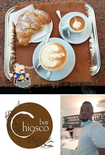 La cibo e tavolo da pranzo del ristorante