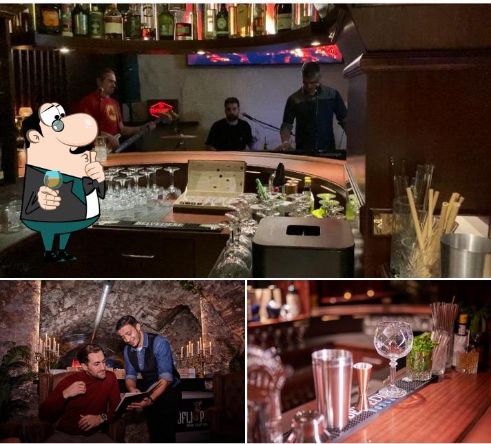 La bancone da bar e esterno del ristorante