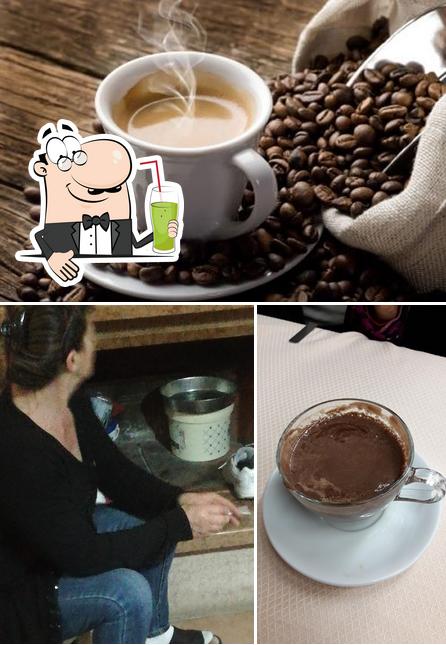 Goditi qualcosa da bere a Bar Royal