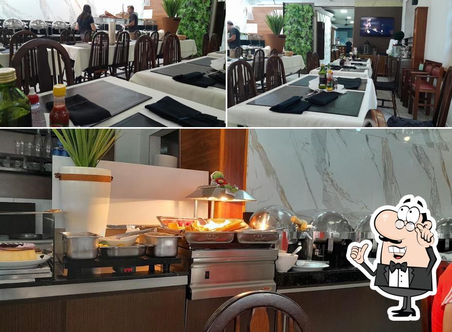 Sente em uma das mesas no CasaBlanca Restaurante