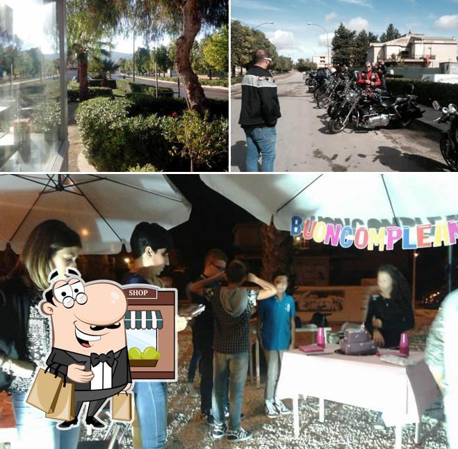 Tra le varie cose da Naif art cafè si possono trovare la esterno e interni