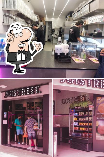 Sente em uma das mesas no Juistreet Balneário Camboriú