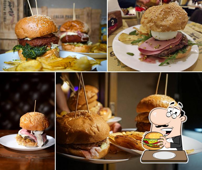 Concediti un bell'hamburger a Mmiez e Sounds Pub