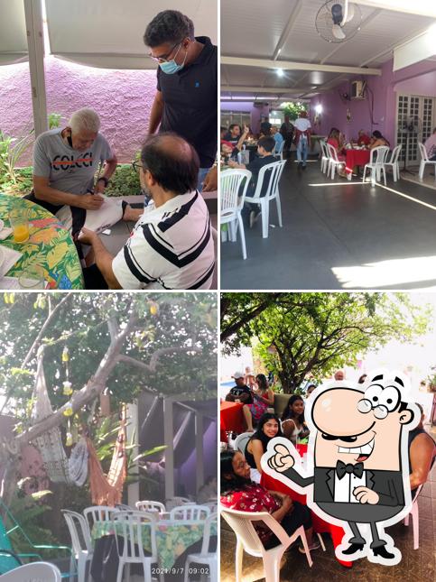 Sente em uma das mesas no Café da vovó Rosa