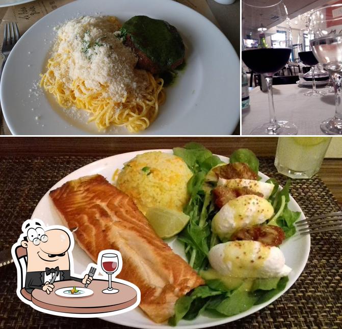 Esta é a imagem apresentando comida e vinho a La Pasta Gialla