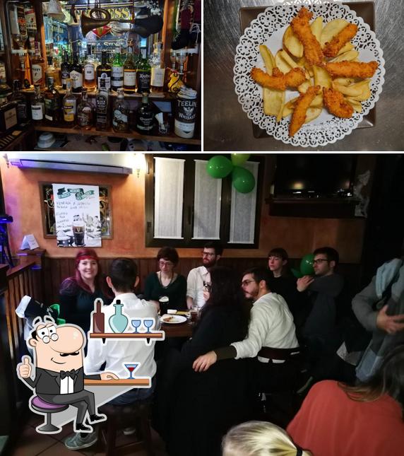 Guarda la immagine che presenta la interni e cibo di Harry 's Irish Pub