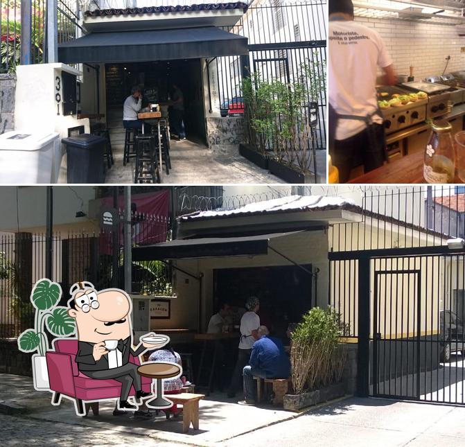 O interior do Na Garagem Burguer l Hamburgueria em Pinheiros