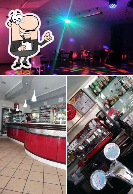 Siediti a un tavolo di Coffee Snack Red Passion