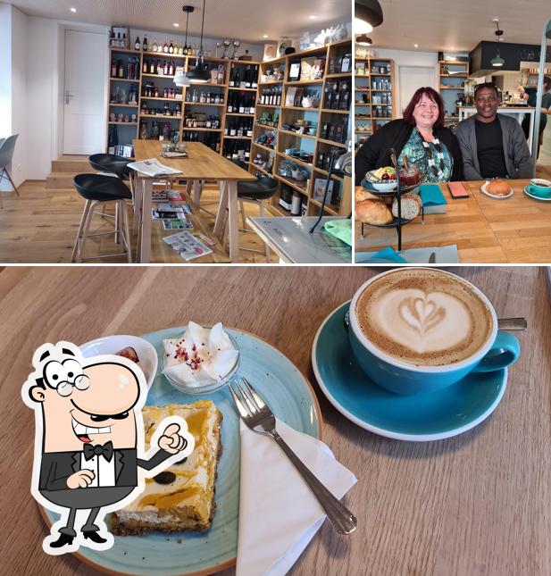 Dai un'occhiata agli interni di Cafe Zwei