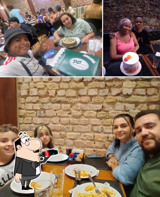 A bebida e interior do restaurante