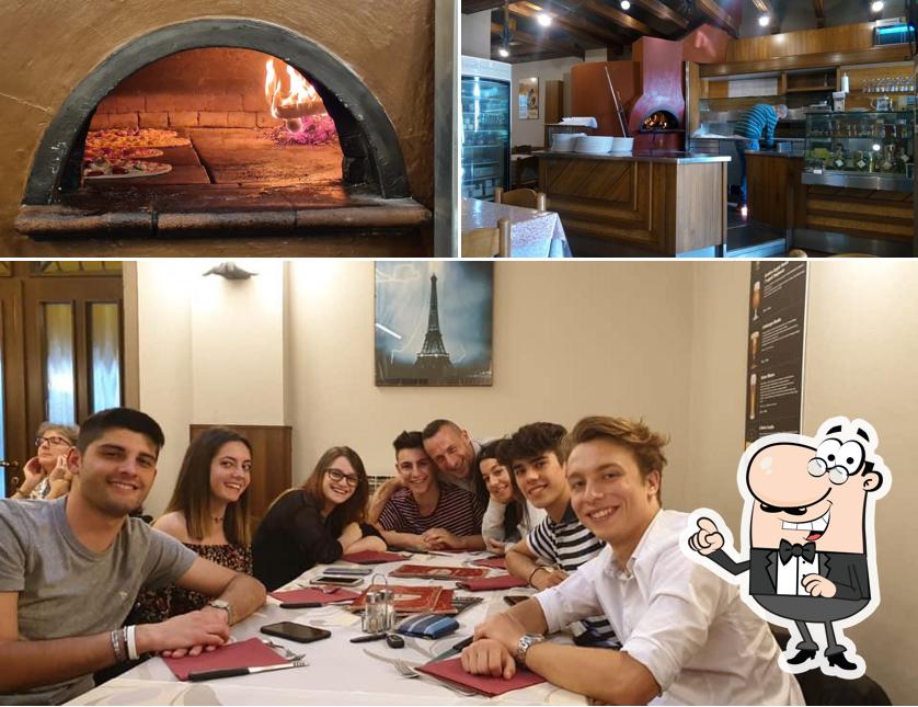 Siediti a un tavolo di La Saracena