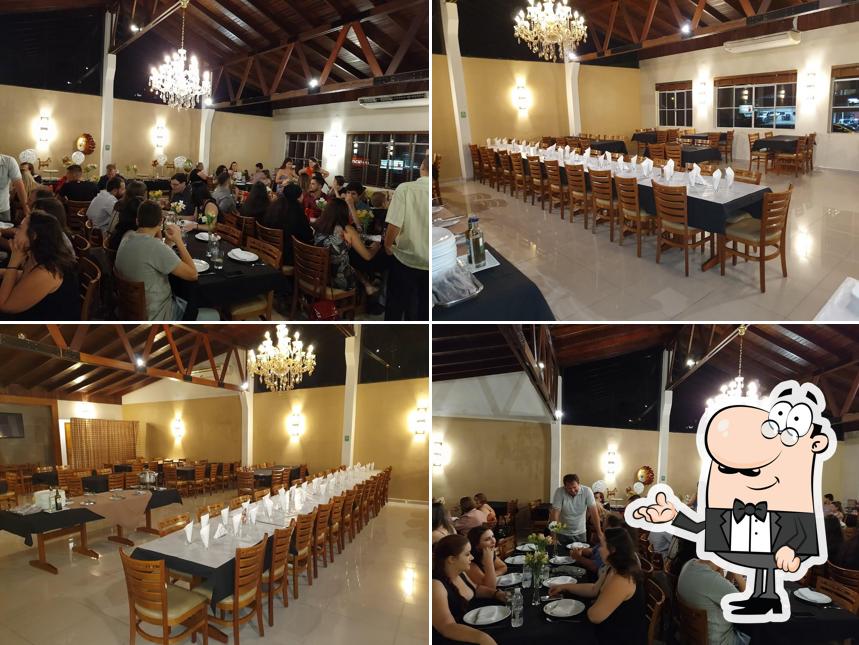 Sente em uma das mesas no Restaurante Boutique da Carne & Grill