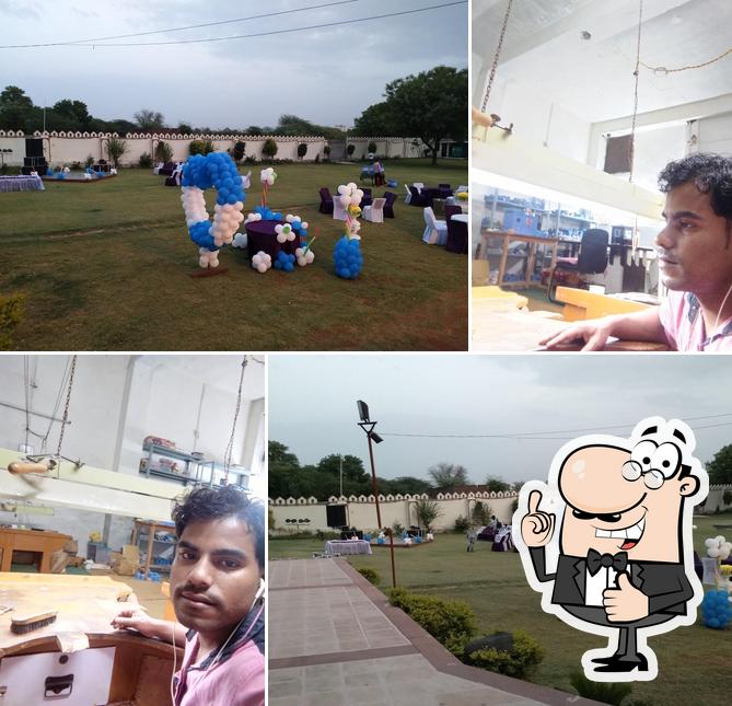 Look at the image of Peakock Restaurent