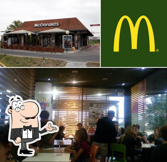 Siediti a un tavolo di McDonald's Tortona