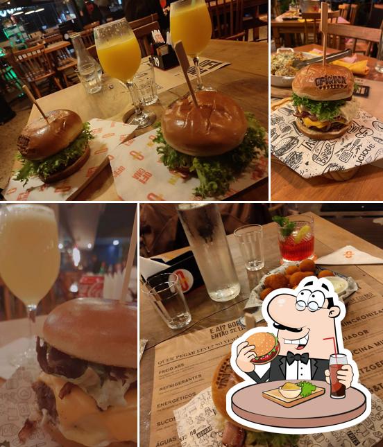 Peça um hambúrguer no Oficina Rooftop - Café & Bar