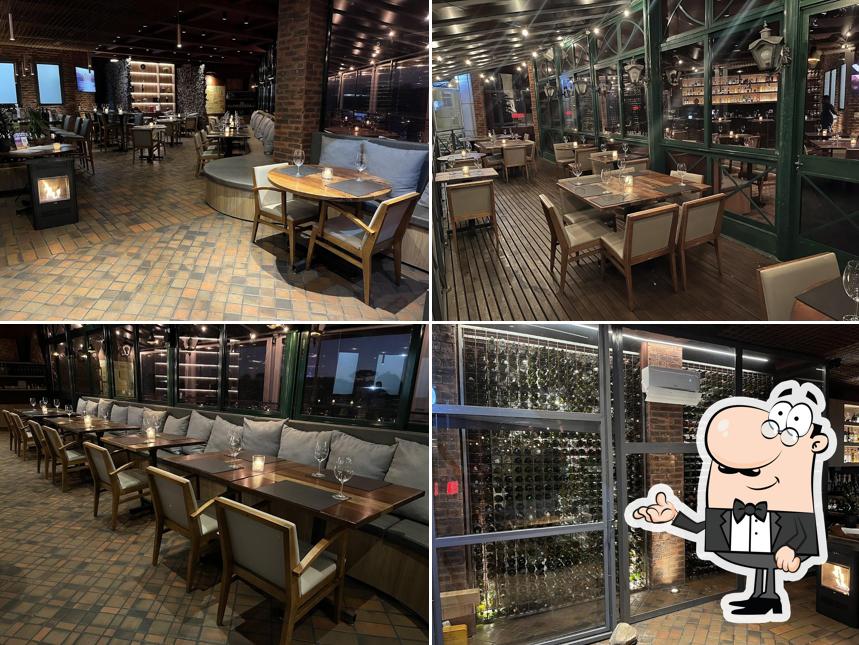 Sente em uma das mesas no Benedetto Vinho e Bar