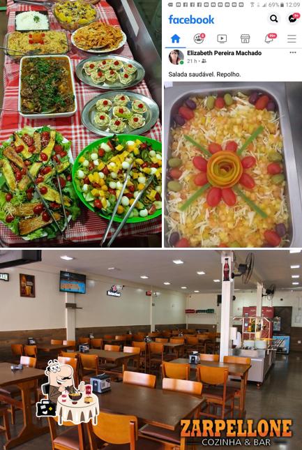 A comida e interior do restaurante