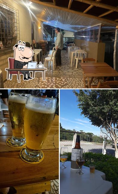 Sente em uma das mesas no BAR QUINTAL DE CAMPO COMPRIDO