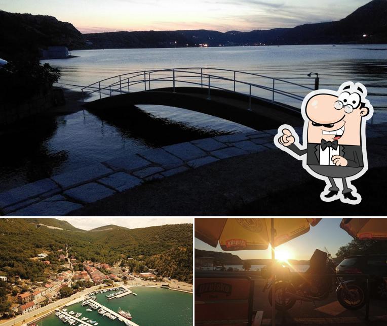 Goditi la vista dagli esterni di Cafe "Melina"