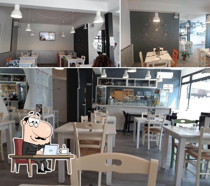 La interni e tavolo da pranzo del ristorante