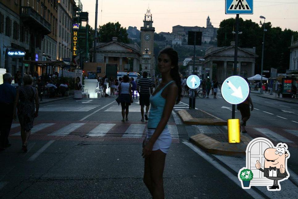 Gli esterni di Cafè de Paris