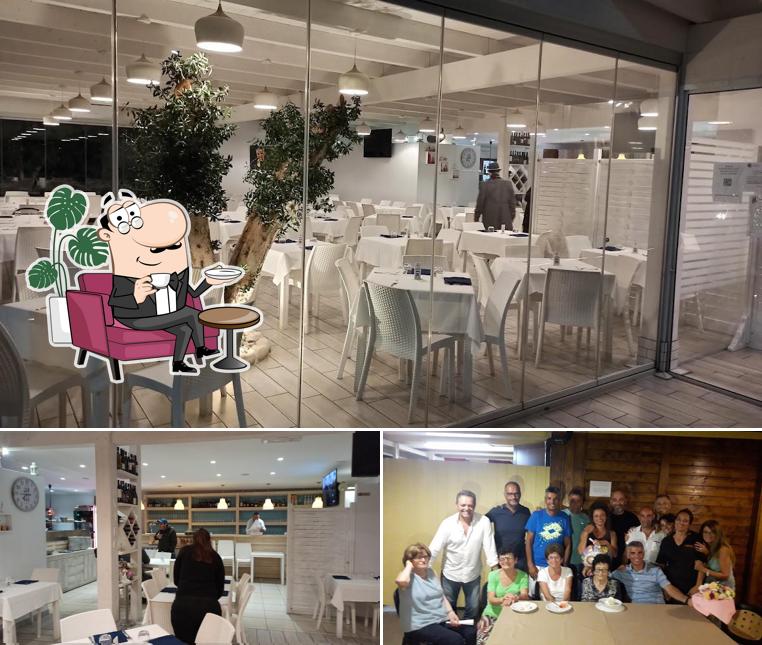 La interni e tavolo da pranzo del ristorante